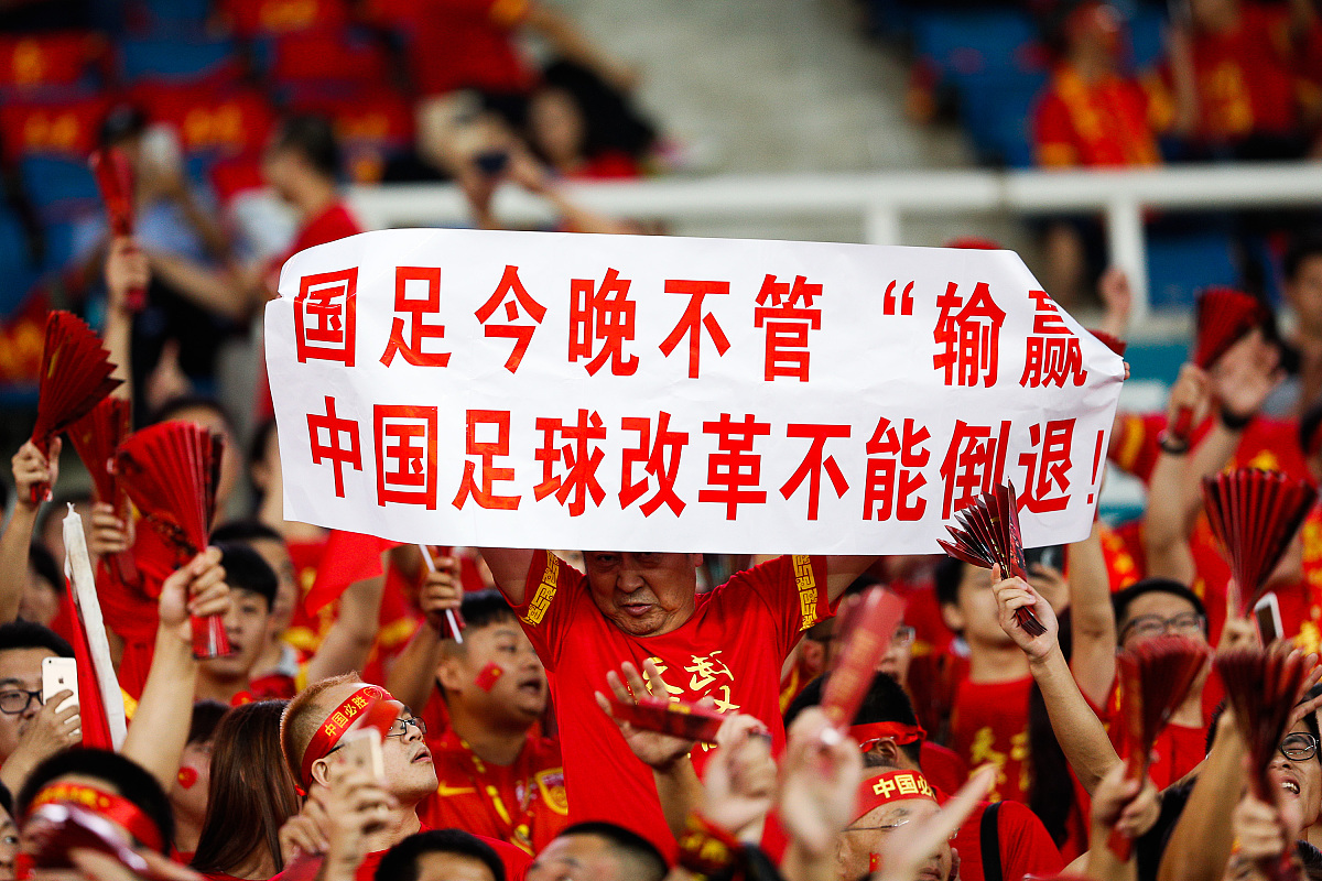 开云体育下摘-深足客场险胜对手，庆祝取得胜利